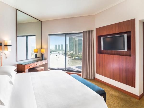 Royal Orchid Sheraton Hotel and Towers : photo 1 de la chambre suite junior avec lit king-size et accès au salon-club - vue sur fleuve