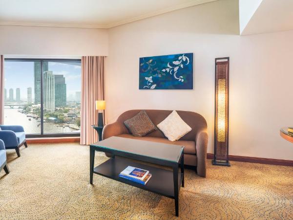 Royal Orchid Sheraton Hotel and Towers : photo 4 de la chambre suite junior avec lit king-size et accès au salon-club - vue sur fleuve