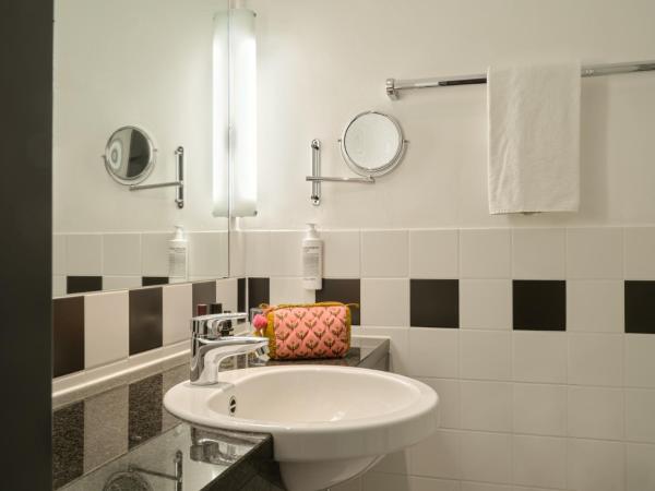 IntercityHotel Bremen : photo 4 de la chambre chambre lit queen-size