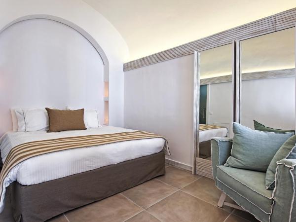 Athina Luxury Suites : photo 7 de la chambre suite de luxe avec vue sur la caldeira