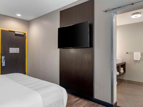 GLō Best Western Savannah-Gateway I-95 : photo 2 de la chambre chambre lit king-size avec bureau