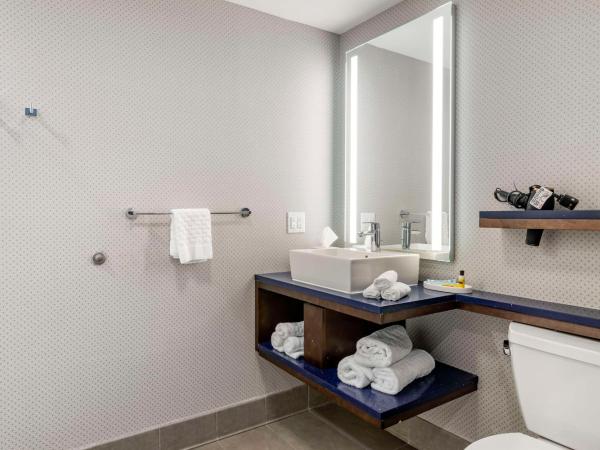 GLō Best Western Savannah-Gateway I-95 : photo 4 de la chambre chambre lit king-size avec bureau