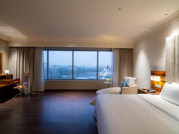 The Westin Pune Koregaon Park : photo 3 de la chambre 1 king bed, executive lounge access, large balcony, large room