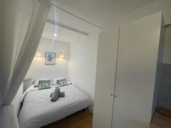 L'escale Niortaise - Centre-ville - 10mn Gare - WIFI - Netflix : photo 6 de la chambre appartement - vue sur jardin