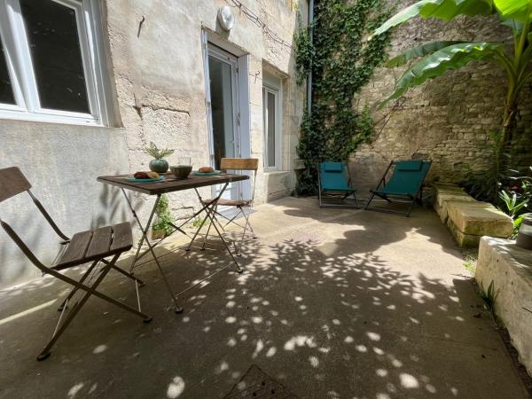 L'escale Niortaise - Centre-ville - 10mn Gare - WIFI - Netflix : photo 10 de la chambre appartement - vue sur jardin