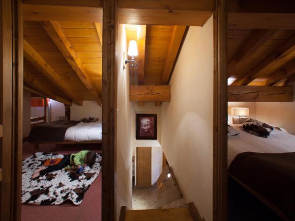 Résidences Village Montana by Les Etincelles : photo 4 de la chambre appartement 3 chambres avec cabine et cheminée