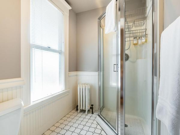 Seattle Gaslight Inn : photo 9 de la chambre queen suite two room 204 - private bathroom