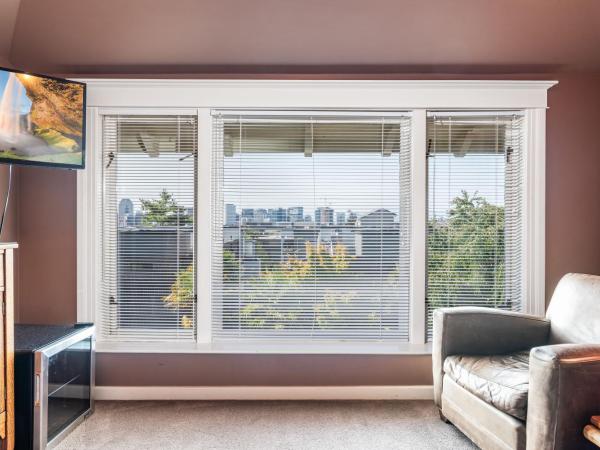 Seattle Gaslight Inn : photo 6 de la chambre deluxe queen room 306 - private detached bathroom