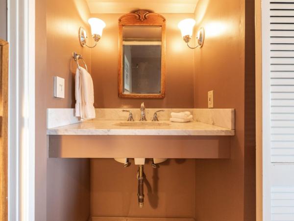 Seattle Gaslight Inn : photo 8 de la chambre deluxe queen room 306 - private detached bathroom