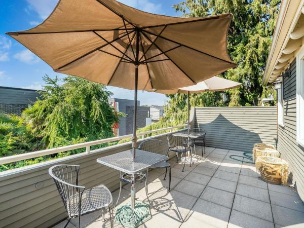 Seattle Gaslight Inn : photo 3 de la chambre chambre lit queen-size deluxe 101 - salle de bains privative