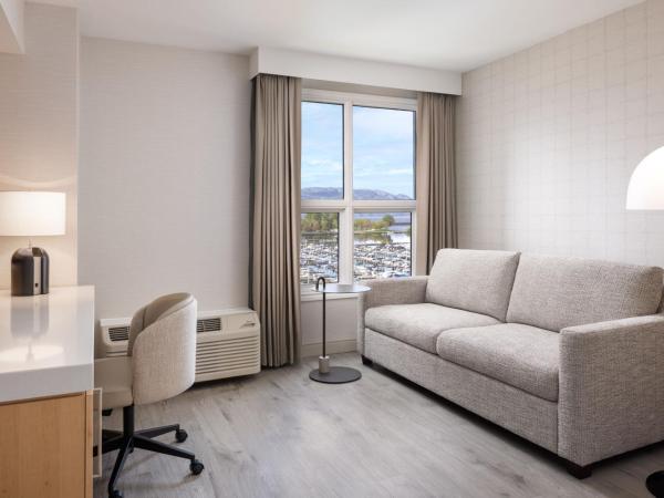 Delta Hotels by Marriott Grand Okanagan Resort : photo 1 de la chambre chambre lit king-size deluxe avec canapé-lit - vue sur lac