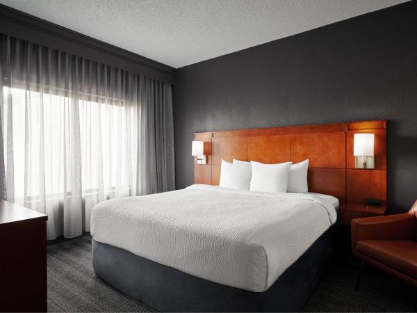 Courtyard by Marriott St. Louis Downtown West : photo 4 de la chambre suite 1 chambre lit king-size avec canapé-lit