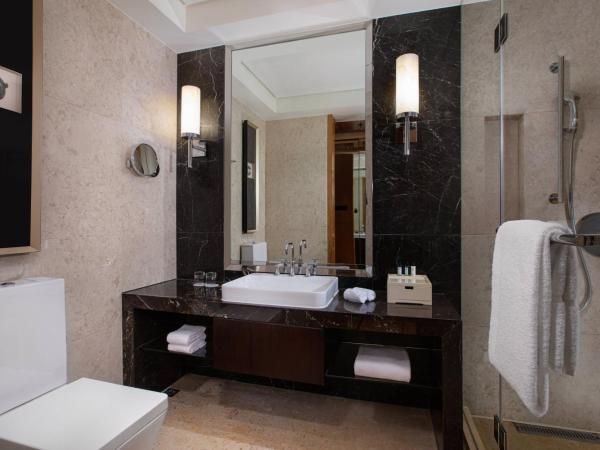 Courtyard by Marriott Suzhou : photo 3 de la chambre chambre lit king-size exécutive - accès au salon exécutif