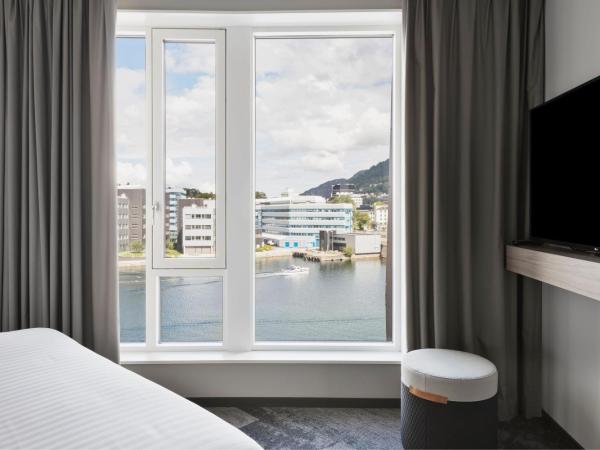 Moxy Bergen : photo 5 de la chambre chambre lit queen-size - vue sur mer 