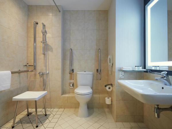 Sheraton Grand Krakow : photo 4 de la chambre chambre 1 lit king-size deluxe - vue sur ville ou atrium