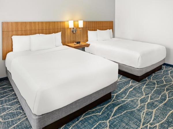 Hyatt Place Waikiki Beach : photo 9 de la chambre specialty queen room with two queen beds with sofa bed and city view