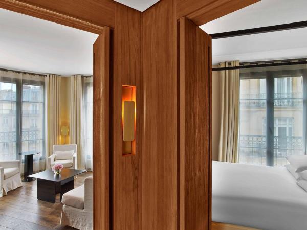 Le Metropolitan Paris Tour Eiffel, a Tribute Portfolio Hotel : photo 1 de la chambre suite lit king-size - vue sur tour eiffel