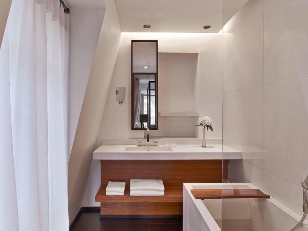 Le Metropolitan Paris Tour Eiffel, a Tribute Portfolio Hotel : photo 4 de la chambre suite lit king-size eiffel - vue sur tour eiffel