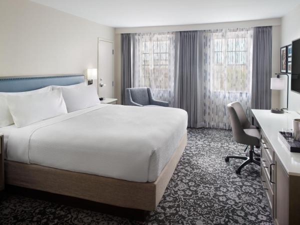 Four Points by Sheraton French Quarter : photo 4 de la chambre chambre traditionnelle avec 1 lit king-size - vue sur toits