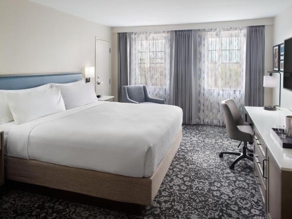Four Points by Sheraton French Quarter : photo 2 de la chambre chambre traditionnelle avec 1 lit king-size - vue sur toits