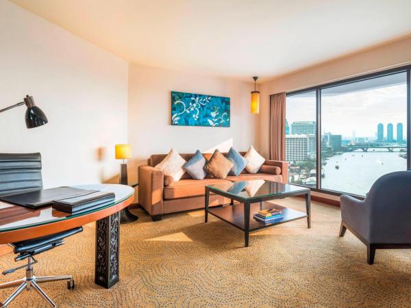 Royal Orchid Sheraton Hotel and Towers : photo 1 de la chambre suite exécutive 1 chambre avec 1 lit king-size et accès au salon club - vue sur rivière