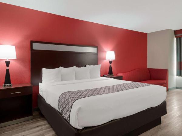 SureStay Plus Hotel by Best Western San Antonio North : photo 8 de la chambre chambre lit king-size avec douche accessible en fauteuil roulant - adaptée aux personnes à mobilité réduite