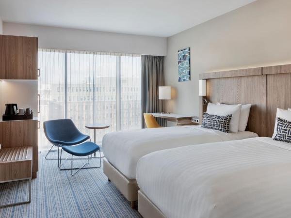 Courtyard by Marriott Szczecin City : photo 2 de la chambre chambre lits jumeaux - vue sur ville