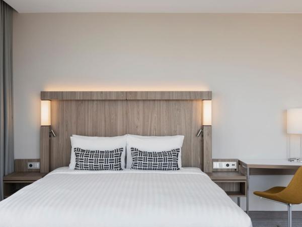 Courtyard by Marriott Szczecin City : photo 2 de la chambre suite junior avec 1 lit king-size et canapé-lit - vue sur ville