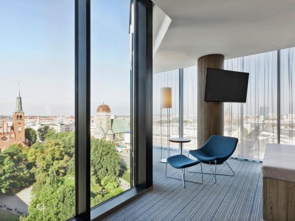 Courtyard by Marriott Szczecin City : photo 4 de la chambre suite junior avec 1 lit king-size et canapé-lit - vue sur ville