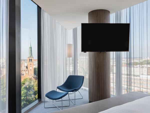 Courtyard by Marriott Szczecin City : photo 5 de la chambre suite junior avec 1 lit king-size et canapé-lit - vue sur ville