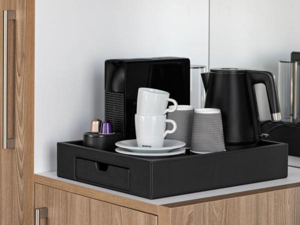 Courtyard by Marriott Szczecin City : photo 6 de la chambre suite junior avec 1 lit king-size et canapé-lit - vue sur ville