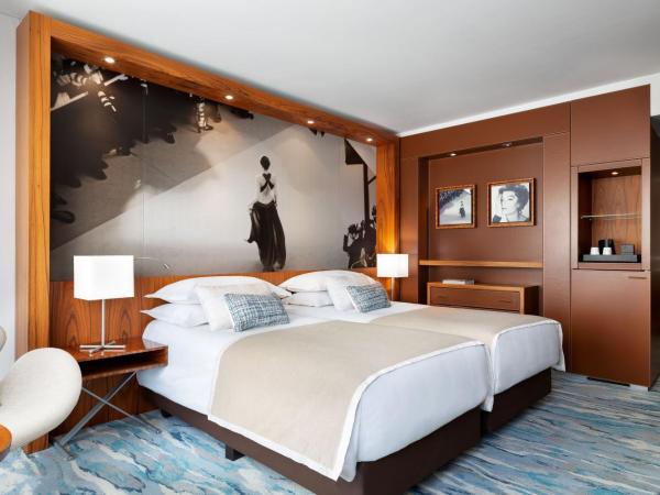 JW Marriott Cannes : photo 3 de la chambre chambre lits jumeaux deluxe - vue partielle mer