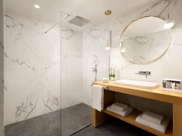 JW Marriott Cannes : photo 6 de la chambre chambre deluxe - vue sur ville