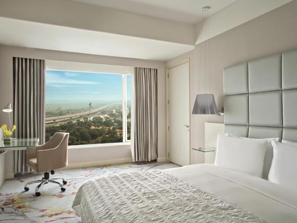 Le Meridien Gurgaon, Delhi NCR : photo 4 de la chambre deluxe room with aravalli view, king bed,late check-out by 1300 hours and early check-in by 1400 hours and 15% discount on f&b