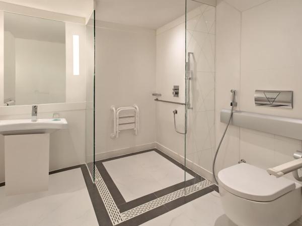 Le Meridien Gurgaon, Delhi NCR : photo 8 de la chambre deluxe room with cityscape view, king bed, late check-out by 1300 hours and early check-in by 1400 hours and 15% discount on f&b