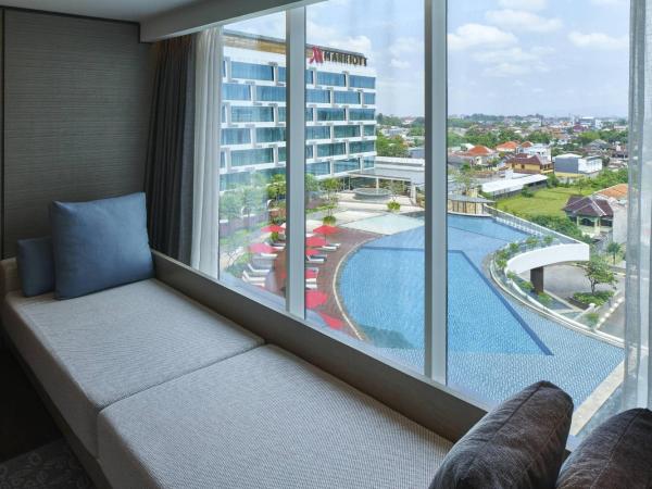 Yogyakarta Marriott Hotel : photo 3 de la chambre chambre lit king-size - vue sur piscine