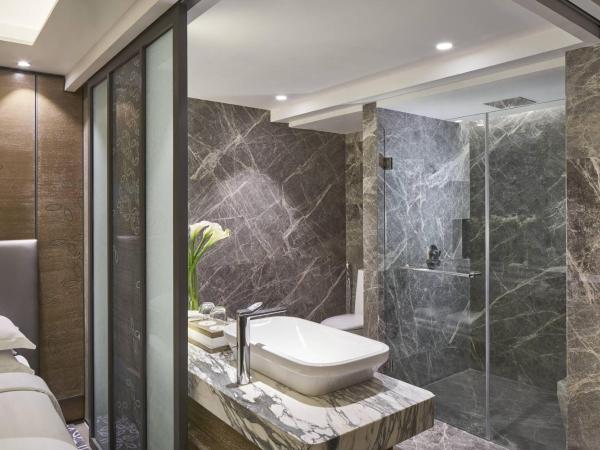 Yogyakarta Marriott Hotel : photo 4 de la chambre chambre lit king-size - vue sur ville