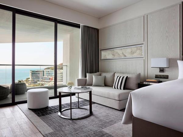 The Shanhaitian Resort Sanya, Autograph Collection : photo 8 de la chambre chambre glamour avec 2 lits doubles et balcon - vue sur océan