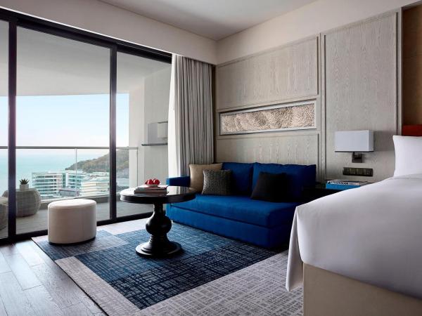 The Shanhaitian Resort Sanya, Autograph Collection : photo 9 de la chambre chambre glamour avec 2 lits doubles et balcon - vue sur océan