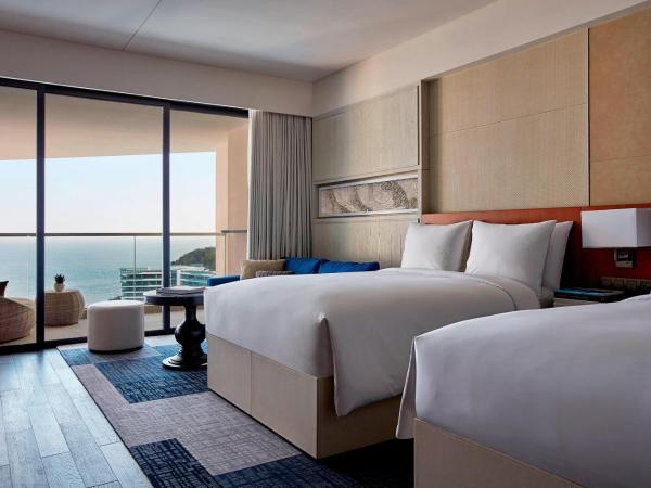 The Shanhaitian Resort Sanya, Autograph Collection : photo 10 de la chambre chambre glamour avec 2 lits doubles et balcon - vue sur océan