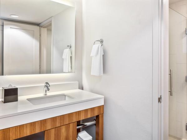 Hyatt Place Waikiki Beach : photo 10 de la chambre chambre lit king-size familiale avec canapé-lit - vue sur montagne