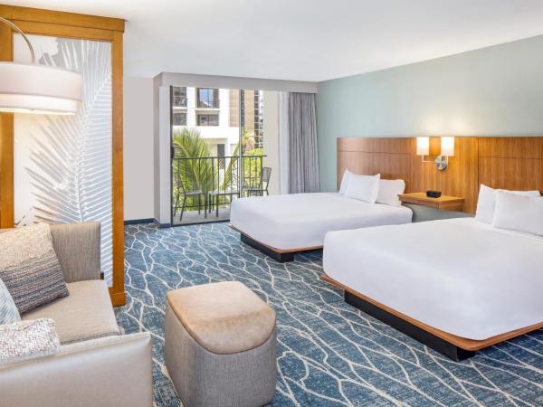 Hyatt Place Waikiki Beach : photo 8 de la chambre queen room with two queen beds with sofa bed, city view and roll-in shower - disability access