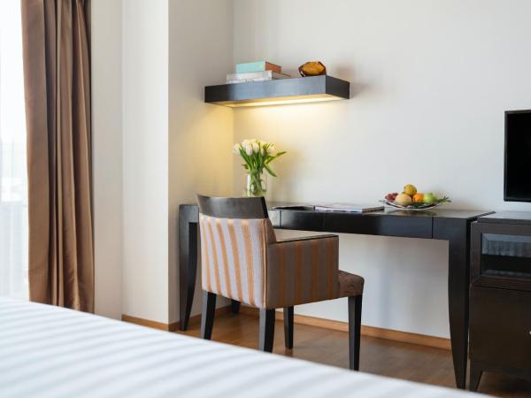 Tower Club at lebua : photo 6 de la chambre suite tower club avec salon - vue sur ville