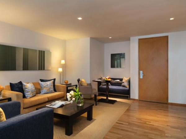 Tower Club at lebua : photo 9 de la chambre suite tower club avec salon - vue sur rivière