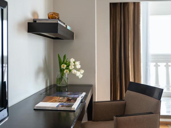 Tower Club at lebua : photo 8 de la chambre suite tower club avec salon - vue sur rivière