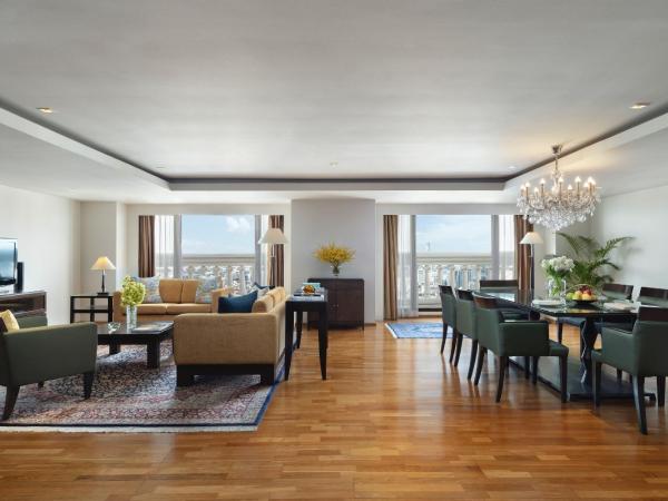 Tower Club at lebua : photo 7 de la chambre suite tower club 3 chambres avec salon