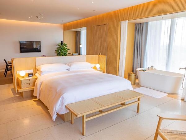 The Taikang Sanya, a Tribute Portfolio Resort : photo 3 de la chambre suite lit king-size avec balcon - vue sur jardin