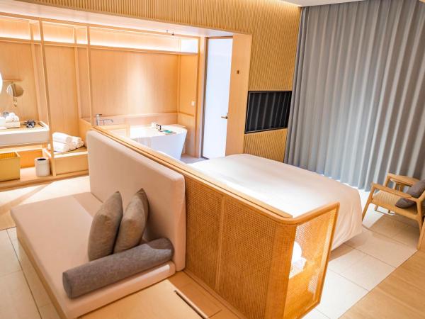 The Taikang Sanya, a Tribute Portfolio Resort : photo 5 de la chambre deluxe aqua king suite with balcony and garden view