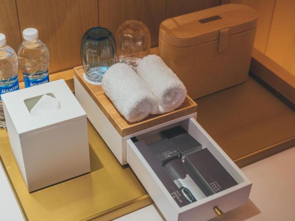 The Taikang Sanya, a Tribute Portfolio Resort : photo 2 de la chambre suite lit king-size avec balcon - vue sur jardin