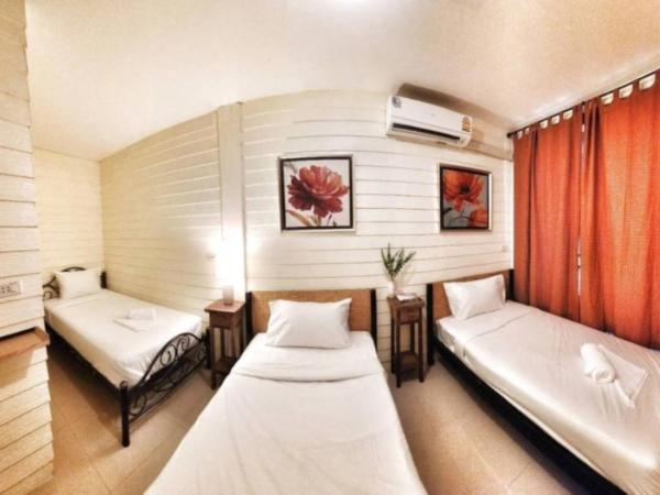 Back Home Backpackers : photo 2 de la chambre chambre triple avec salle de bains privative